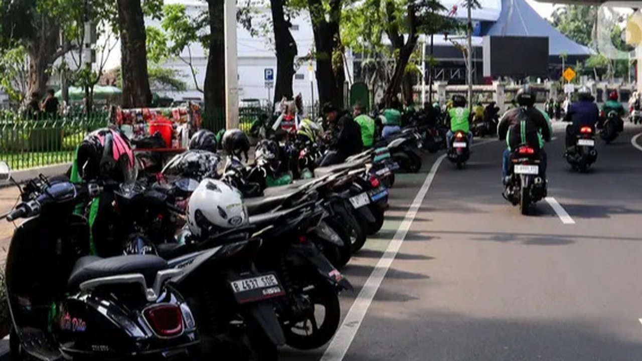 Tidak itu saja, seringkali pengguna sepeda di Jakarta merasa tersisih, bahkan di jalur khusus pun mereka harus rebutan dengan pemotor. (Liputan6.com/Herman Zakharia)