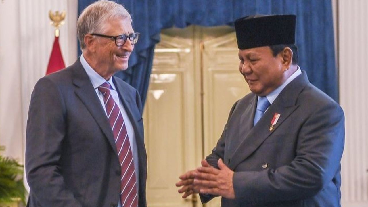 Dalam kunjungan ke Istana Merdeka, Bill Gates memberikan boneka paus kepada Bobby Kertanegara, kucing kesayangan Prabowo Subianto, menciptakan momen hangat di tengah pertemuan resmi membahas kerja sama Bill Gates Foundation di Indonesia.