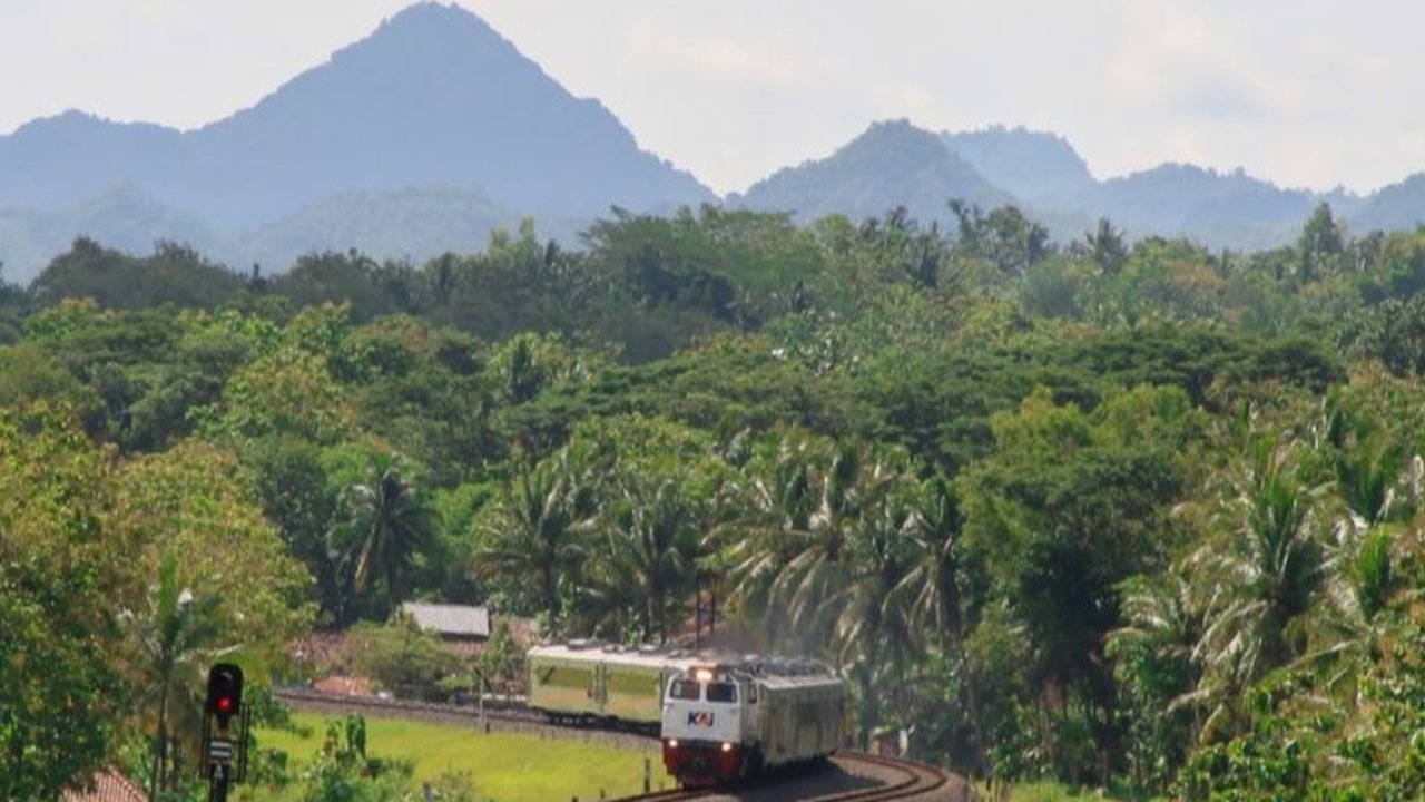 Pemandangan alam yang memikat di sepanjang lintasan kereta api Kulon Progo, Yogyakarta, menawarkan pengalaman perjalanan kereta api yang unik dan tak terlupakan.