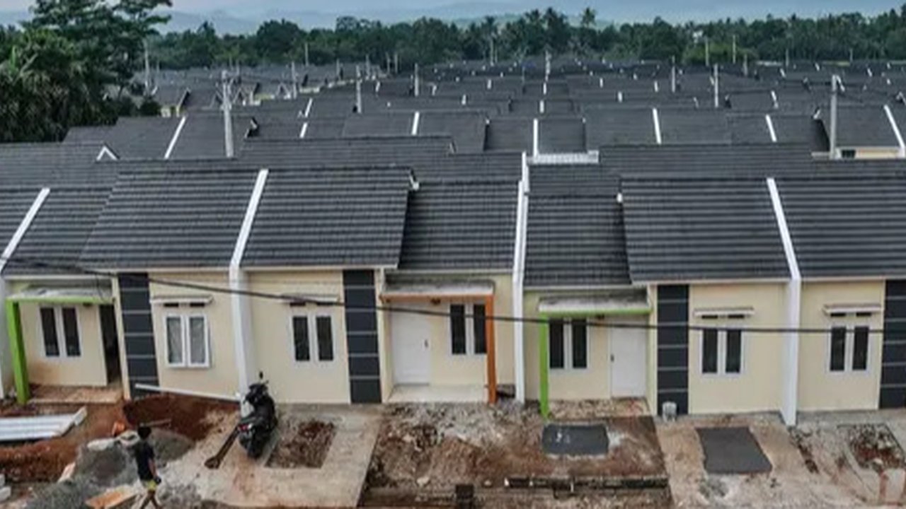 Suasana perumahan subsidi di kawasan Klapanunggal, Kabupaten Bogor, Jawa Barat, Rabu (16/6/2021). Kementerian Pekerjaan Umum dan Perumahan Rakyat (PUPR) menargetkan 380.376 unit bantuan pembi