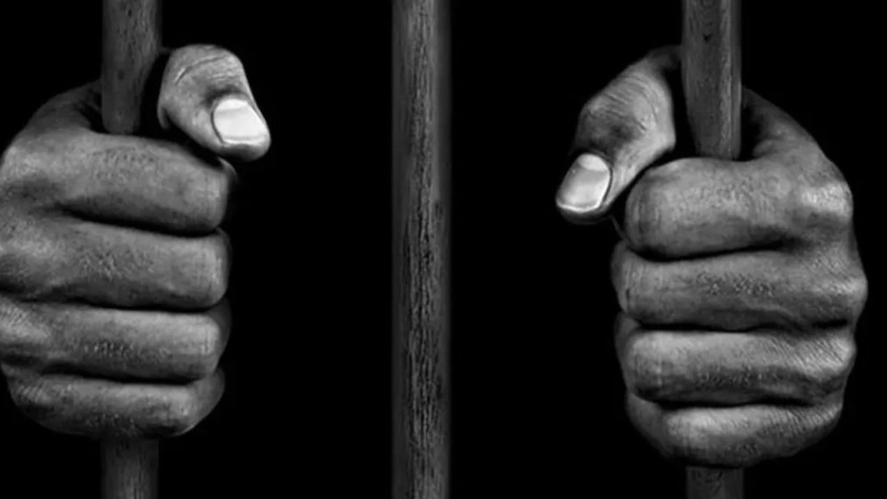 Polres Seram Bagian Barat menetapkan lima tersangka dalam kasus pembunuhan Teteka yang awalnya disangka kecelakaan lalu lintas, dengan motif dendam dan ancaman hukuman hingga 15 tahun penjara.