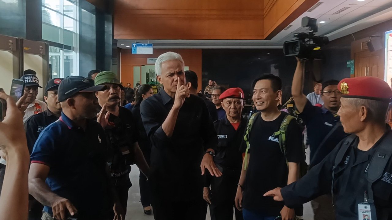 Kompak Berkemeja Hitam, Ganjar hingga FX Rudy Hadiri Sidang Kasus Suap Hasto Kristiyanto di PN Jakpus