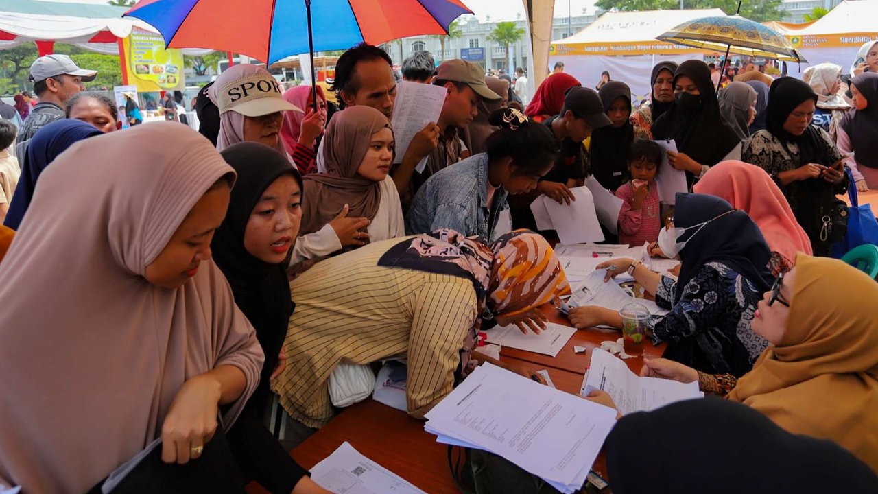 Warga tampak memadati stan dan mobil pelayanan administrasi kependudukan milik Dinas Kependudukan dan Catatan Sipil (Disdukcapil) Kabupaten Bogor yang digelar di kawasan Parung Panjang, Kamis (8/5/2025).