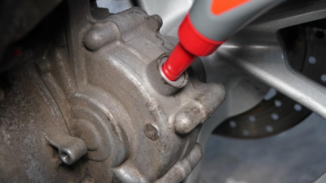 Ketahui Kapan dan Bagaimana Cara Mengganti Oli Gardan Agar Motor Tetap Prima