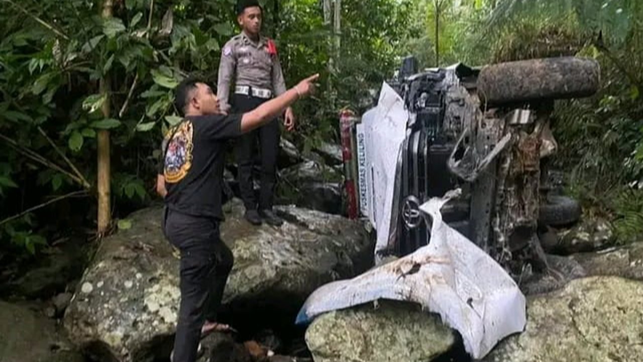 Mukjizat! Ambulans Terjun Bebas ke Jurang 20 Meter hingga Remuk Tak Berbentuk, 7 Orang termasuk Bayi Selamat