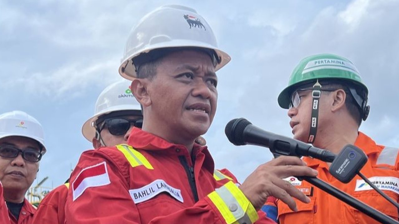 Mengahadapi defisit gas bumi yang diprediksi terjadi pada 2025-2035, Menteri ESDM Bahlil Lahadalia alihkan jatah ekspor gas untuk memenuhi kebutuhan dalam negeri.
