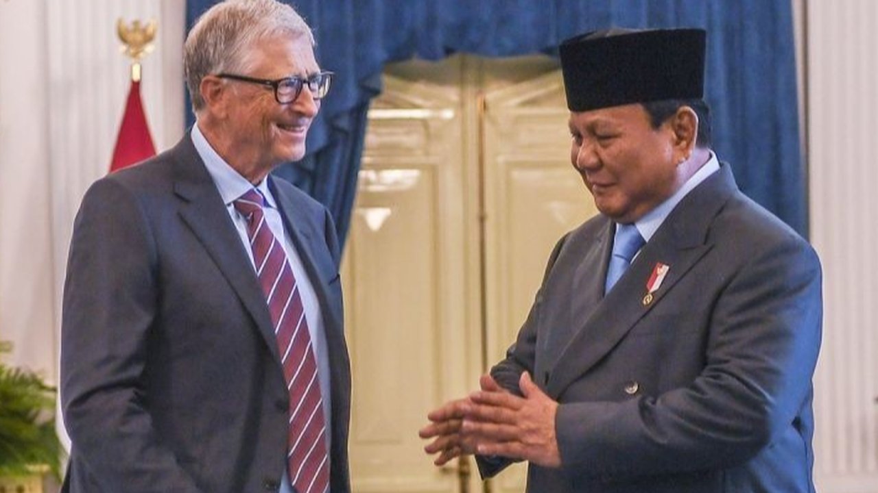 Dalam kunjungan ke Istana Merdeka, Bill Gates memberikan boneka paus kepada Bobby Kertanegara, kucing kesayangan Prabowo Subianto, menciptakan momen hangat di tengah pertemuan resmi membahas kerja sama Bill Gates Foundation di Indonesia.
