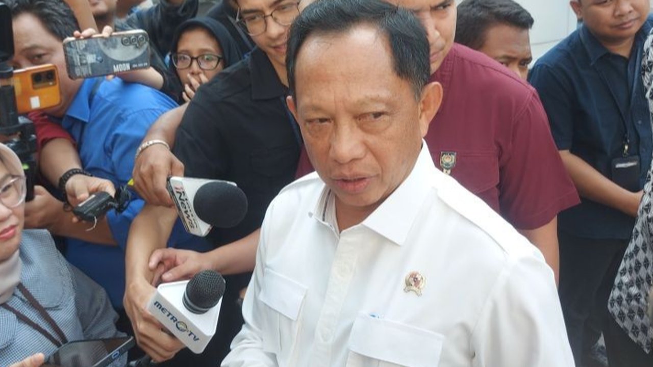 Menteri Dalam Negeri (Mendagri) Tito Karnavian menjelaskan tugas dan sanksi Satgas Terpadu Premanisme dan Ormas meresahkan yang baru dibentuk, menekankan pentingnya koordinasi antar kementerian dan penegak hukum.