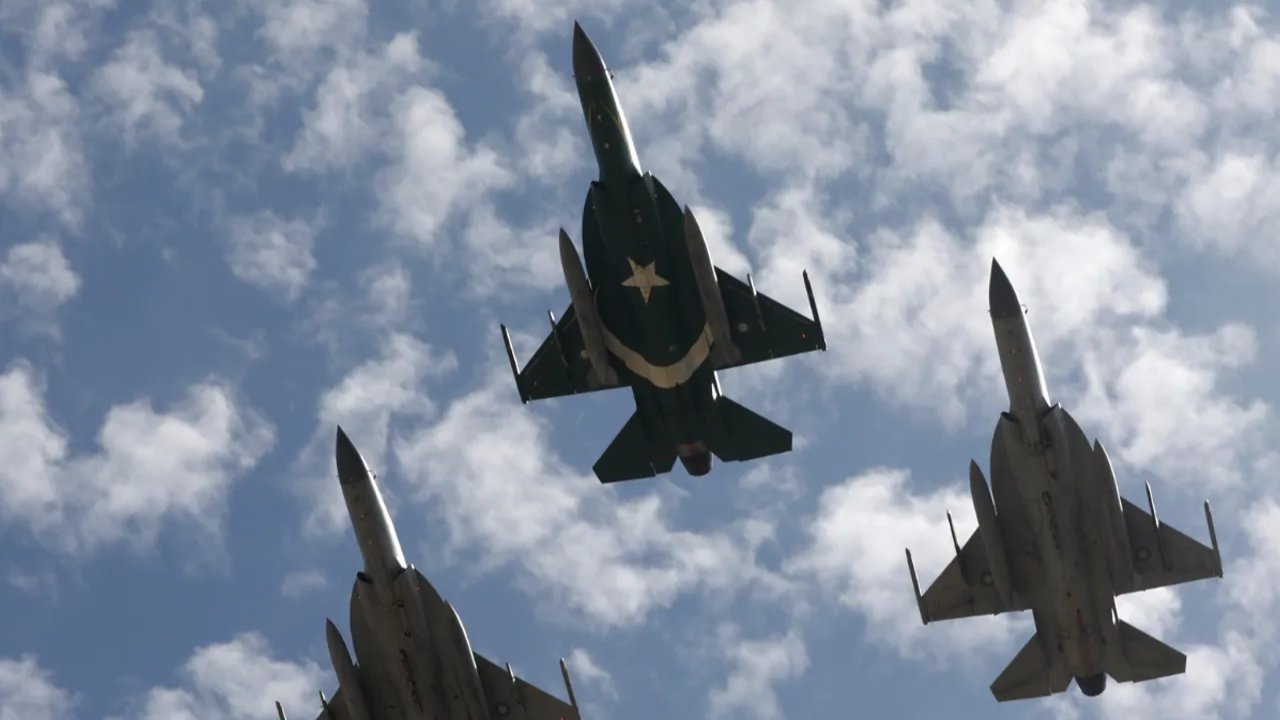 Jet tempur generasi ketiga Angkatan Udara Pakistan JF-17 Thunders telah ditingkatkan untuk mengecoh pertahanan udara India.