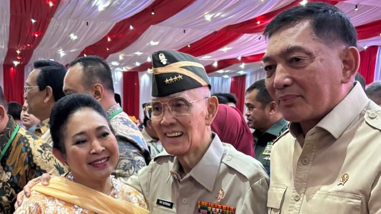 Titiek Soeharto Gandeng Jenderal Sepuh Try Sutrisno saat Turun Tangga