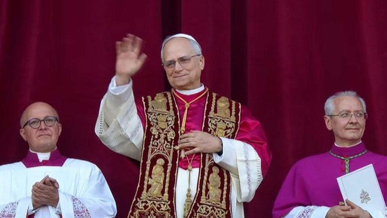 Robert Prevost, misionaris asal Amerika Serikat yang lama berkarya di Peru, mengejutkan dunia dengan terpilihnya sebagai Paus Leo XIV, penerus Paus Fransiskus.