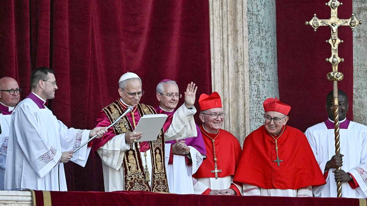 Kardinal Robert Francis Prevost dari Amerika Serikat terpilih menjadi paus baru menggantikan Paus Fransiskus pada Kamis, (08/05/2025) waktu setempat