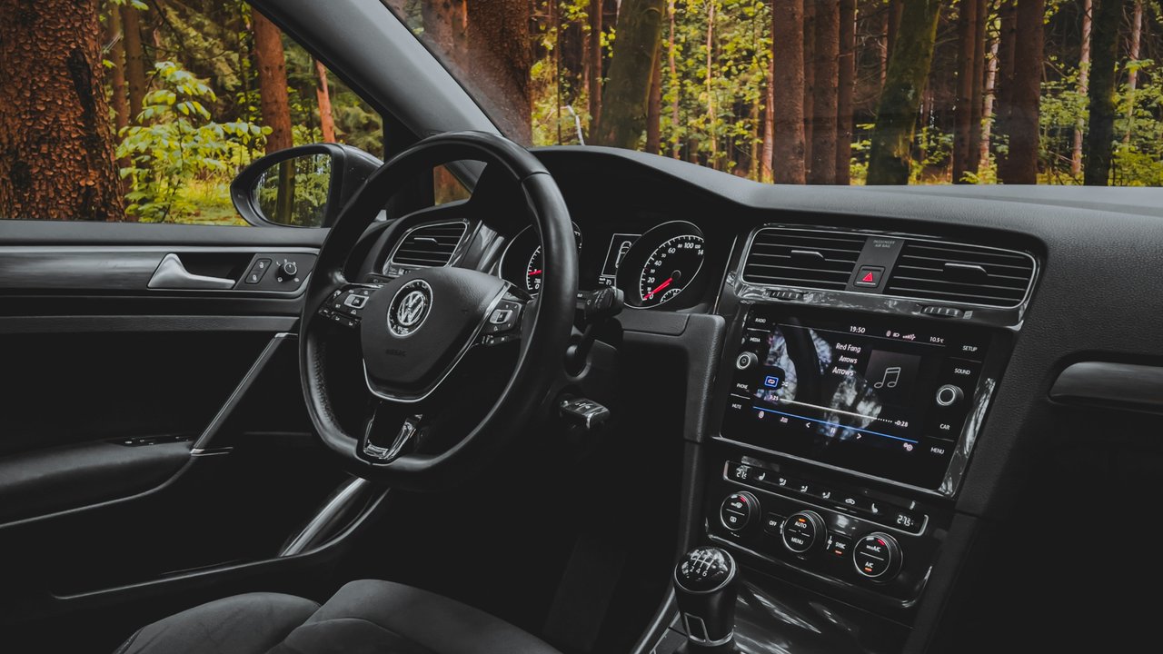 Panduan Memegang Setir Mobil yang Tepat untuk Menjamin Keamanan Berkendara