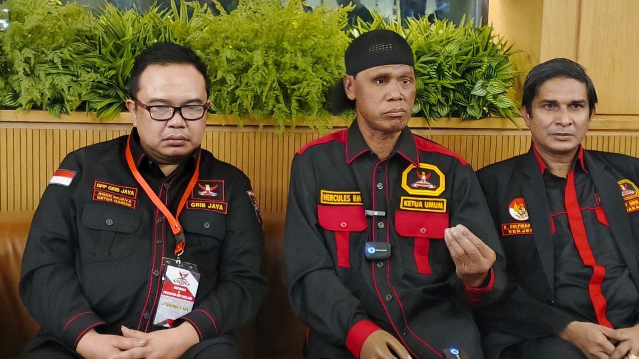 Ketua Umum DPP Grib Jaya, Hercules Rosario de Marshal (tengah) (Istimewa)