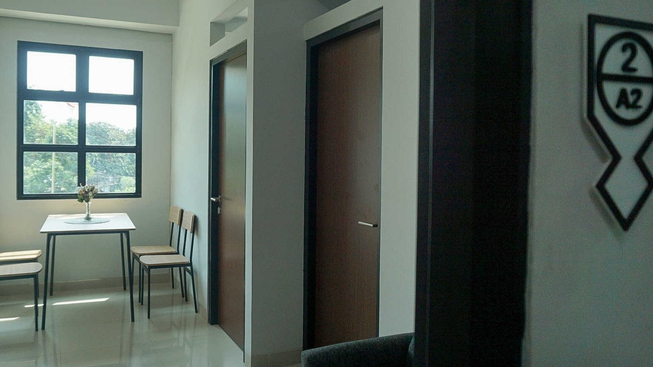 Seorang pengendara motor melintas di depan Rumah Susun Sederhana Sewa (Rusunawa) Jagakarsa, Jakarta, Jumat (9/5/2025). Pemerintah Provinsi DKI Jakarta resmi membuka hunian vertikal ini sebagai bagian dari upaya penyediaan tempat tinggal layak dan terjangkau bagi warga ibu kota.