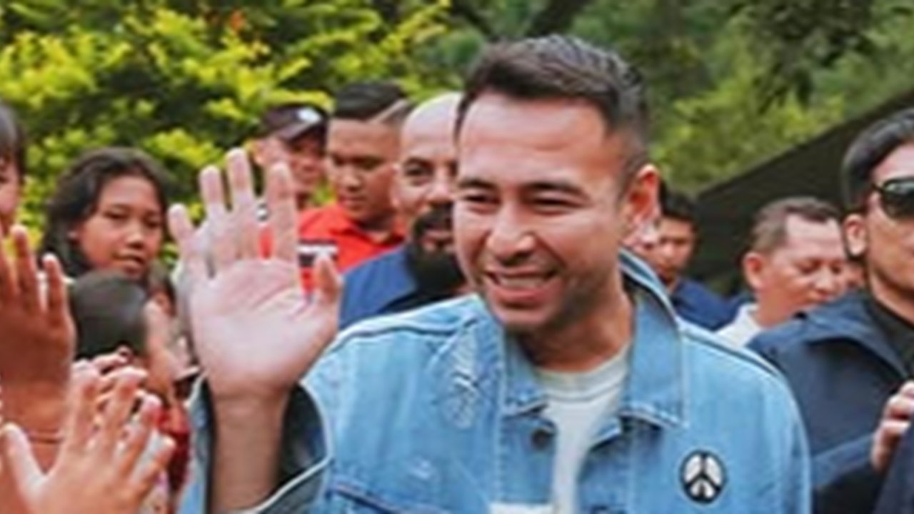 Potret Raffi Ahmad Bareng The Dudas Minus One Kunjungi Sentra Produksi Susu Sapi di Jawa Timur