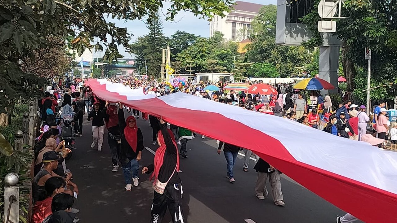 Warga Bentangkan Bendera Merah Putih Sepanjang 250 Meter Saat CFD Depok