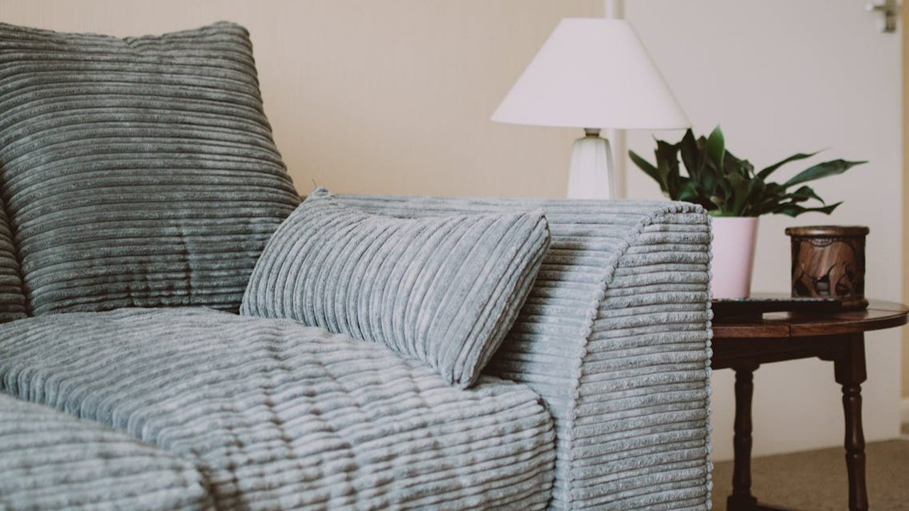 Kesalahan Umum Saat Membersihkan Sofa Kain yang Harus Dihindari