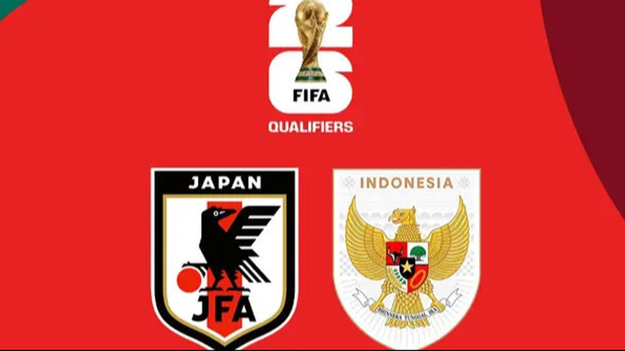 Pemain Timnas Indonesia, Jay Idzes memberikan bola kepada Ole Romeny untuk mengeksekusi tendangan penalti dalam laga lanjutan putaran ketiga Kualifikasi Piala Dunia 2026 melawan China di S