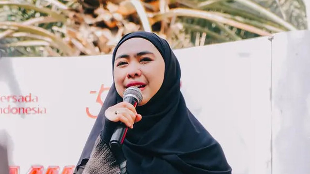 Oki Setiana Dewi buka suara untuk yang gagal naik haji tahun ini karena visa furoda batal terbit. Menurutnya, Allah melihat niat baik umatNya ke Tanah Suci. (Foto: Dok. Instagram @okisetianad