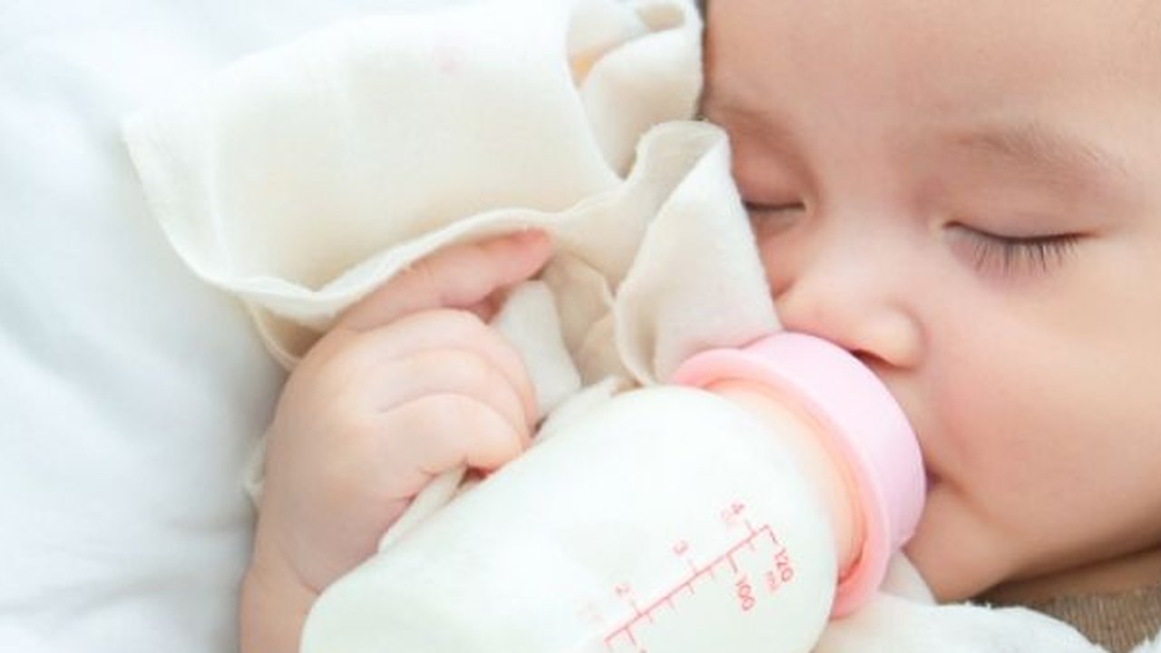 Ketahui cara tepat mencampur dua jenis susu ini agar aman dikonsumsi oleh bayi.