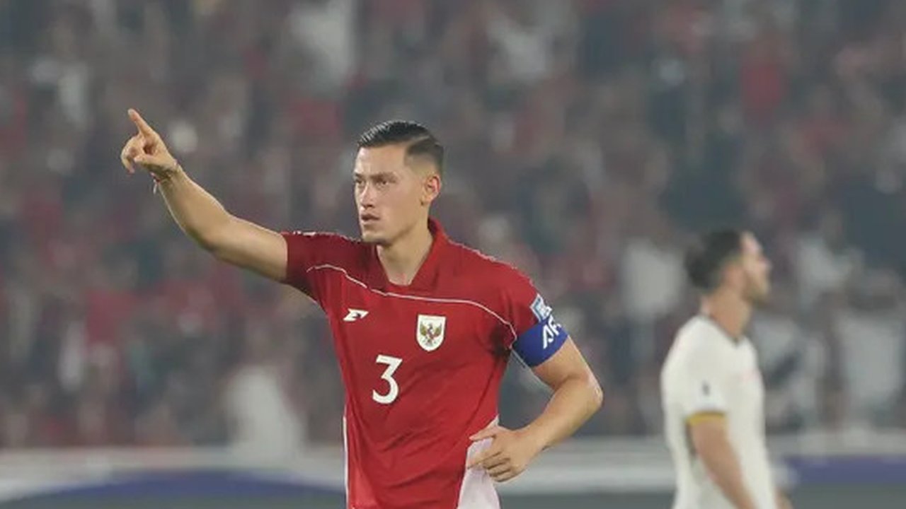 Pemain Timnas Indonesia, Jay Idzes mengamankan bola saat wasit memberikan penalti untuk timnya dalam laga lanjutan putaran ketiga Kualifikasi Piala Dunia 2026 melawan China di Stadion Utam