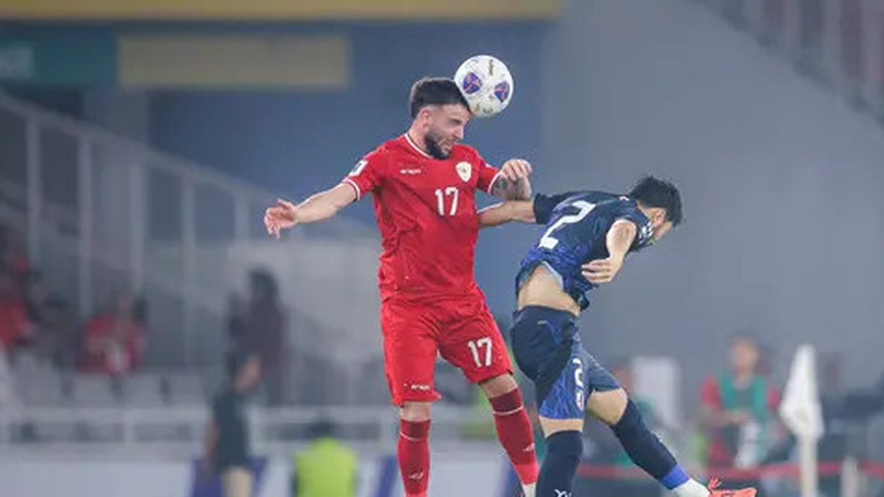 Pemain Timnas Indonesia, Calvin Verdonk (kanan) berusaha menghalau bola tendangan pemain Jepang, Wataru Endo pada laga lanjutan putaran ketiga Grup C Kualifikasi Piala Dunia 2026 di Stadio