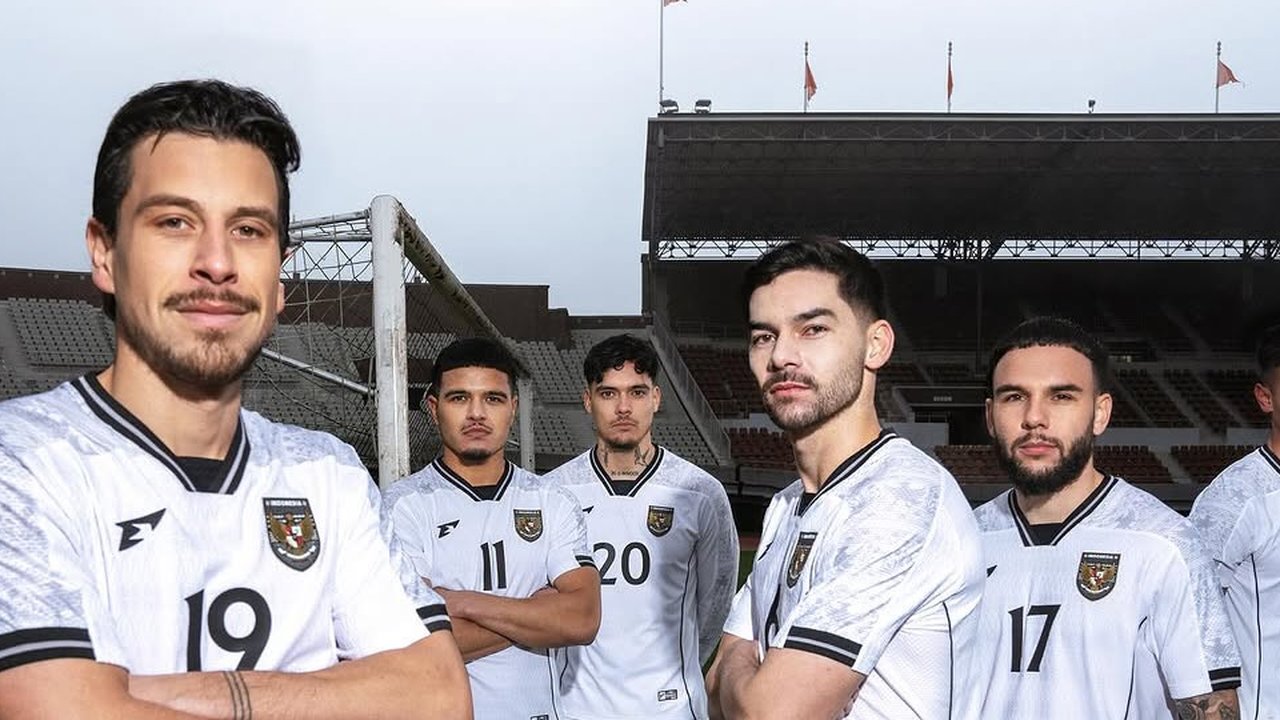Pemain Timnas Indonesia, Thom Haye menendang bola pada laga Grup F Kualifikasi Piala Dunia 2026 melawan Vietnam di My Dinh Stadium, Vietnam, Selasa (26/03/2024). (Dok.PSSI)