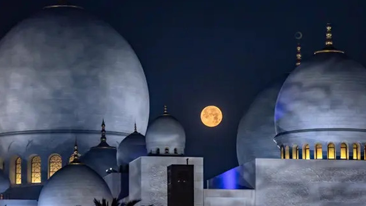 Masjid Agung Sheikh Zayed Abu Dhabi memiliki skala konstruksi hingga material yang membuat kagum siapapun yang melihatnya. (FADEL SENNA/AFP)