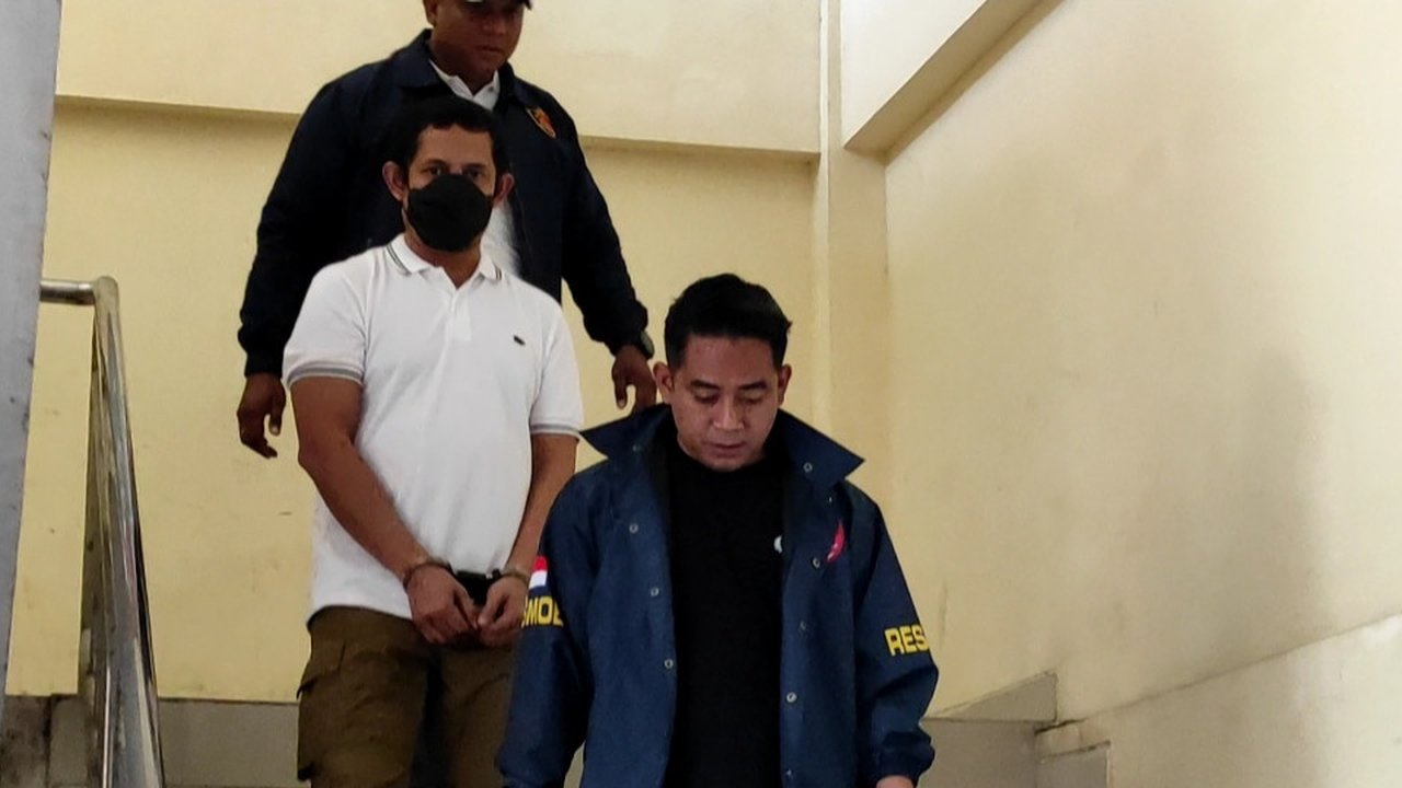 Tangan Diborgol dan Berkaos Putih, Eks Kapolres Ngada AKBP Fajar Lukman Diserahkan ke Kejaksaan