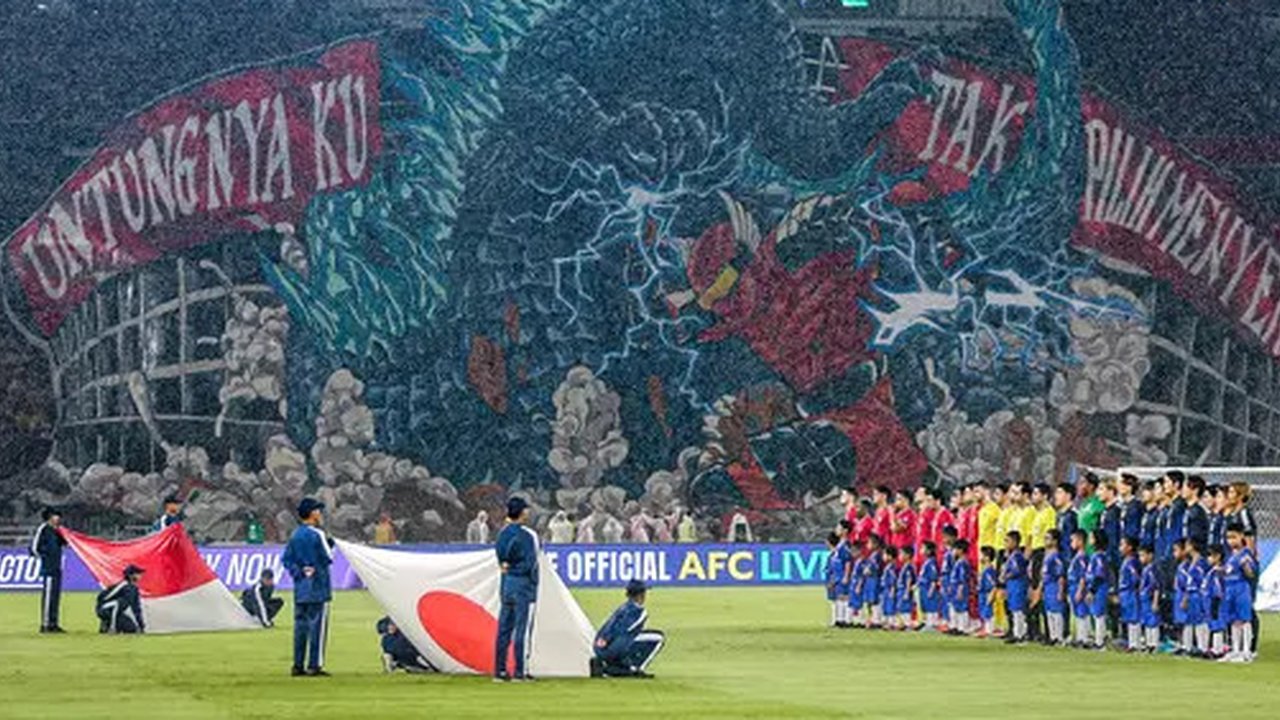 Gelandang Timnas Indonesia, Thom Haye mendapatkan pengawalan ketat dari gelandang Jepang, Daichi Kamada dalam laga Grup C Putaran Ketiga Piala Dunia 2026 di Stadion Utama Gelora Bung Karno, J