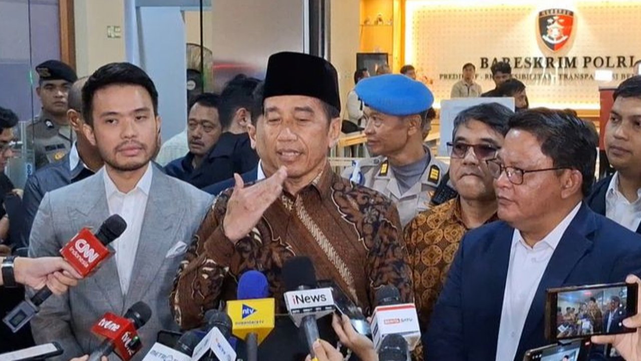 Pengamat menilai tudingan ijazah palsu Jokowi berpotensi merusak demokrasi. Prabowo sebagai pemimpin masa depan, harus bersikap atas isu ini.