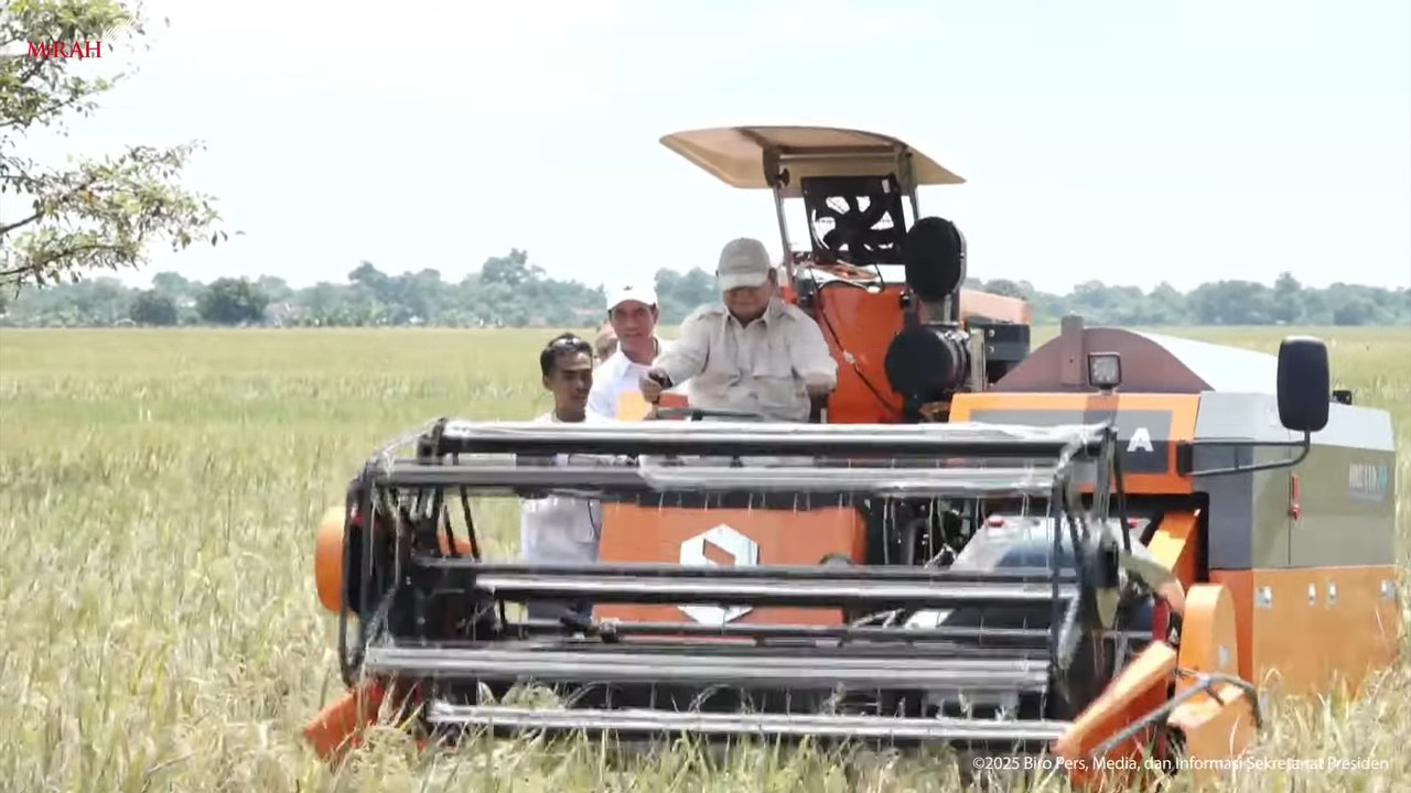 VIDEO: Momen Hangat Prabowo Tertawa Bersama Kapolri & Mentan Amran, Enjoy Naik Traktor di Sawah