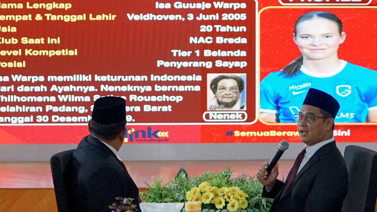 Direktur Jenderal Administrasi Hukum Umum (Dirjen AHU) Widodo (kanan) memperlihatkan profil Isa Guusje Warps saat konferensi pers naturalisasi empat atlet sepak bola wanita di Kantor Kementerian Hukum, Jakarta, Selasa (10/6/2025). Dalam konferensi pers tersebut Dirjen AHU Widodo menyatakan empat pesepak bola wanita naturalisasi asal Belanda, Emily Julia Frederica Nahon, Felicia Victoria de Zeeuw, Isa Guusje Warps, Iris Joska de Rouw, resmi menjadi Warga Negara Indonesia (WNI) setelah pengucapan sumpah dan janji setia.