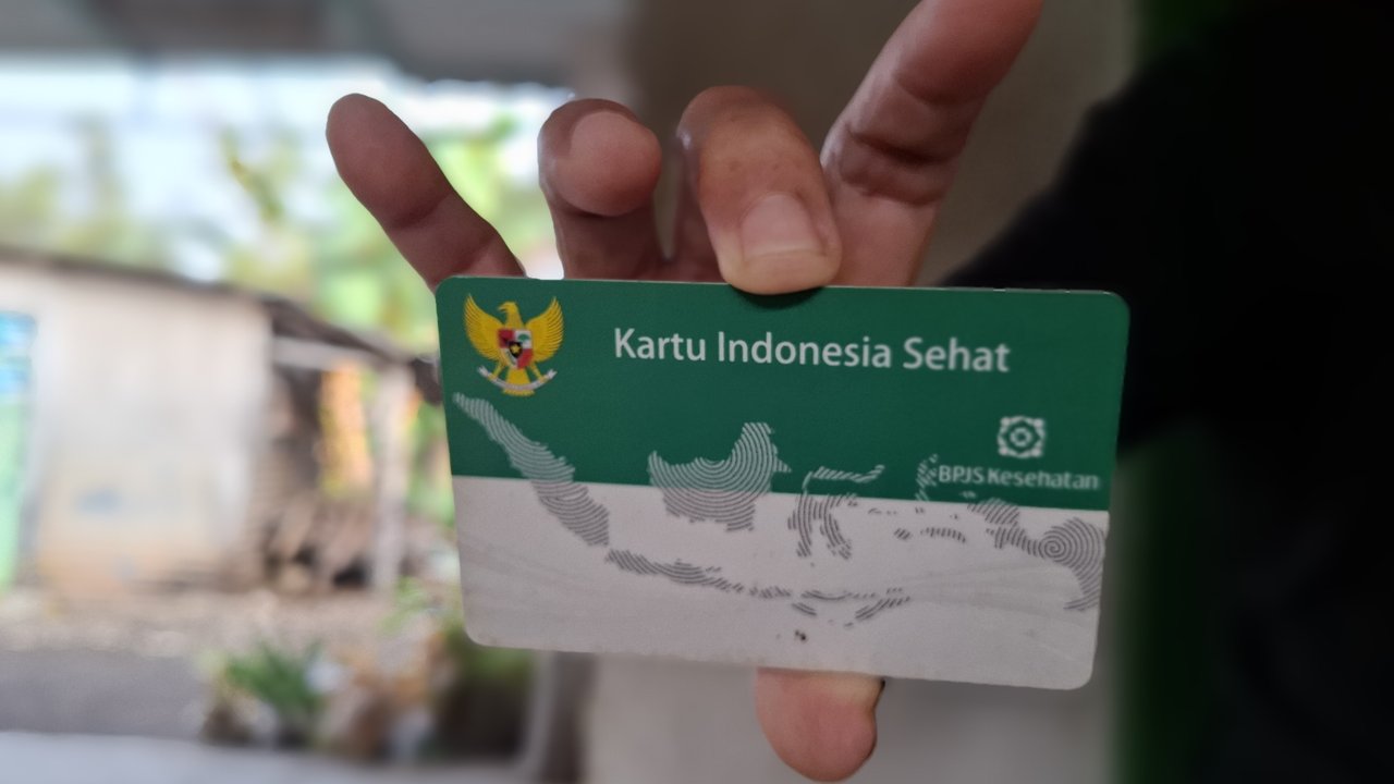 Seorang warga Gunungkidul menunjukkan Kartu Indonesia Sehat (BPJS Kesehatan) yang kini tak lagi aktif setelah dinonaktifkan sebagai peserta Penerima Bantuan Iuran (PBI) per 1 Juni 2025. Penonaktifan ini terjadi akibat pemutakhiran data sosial ekonomi oleh Kementerian Sosial.