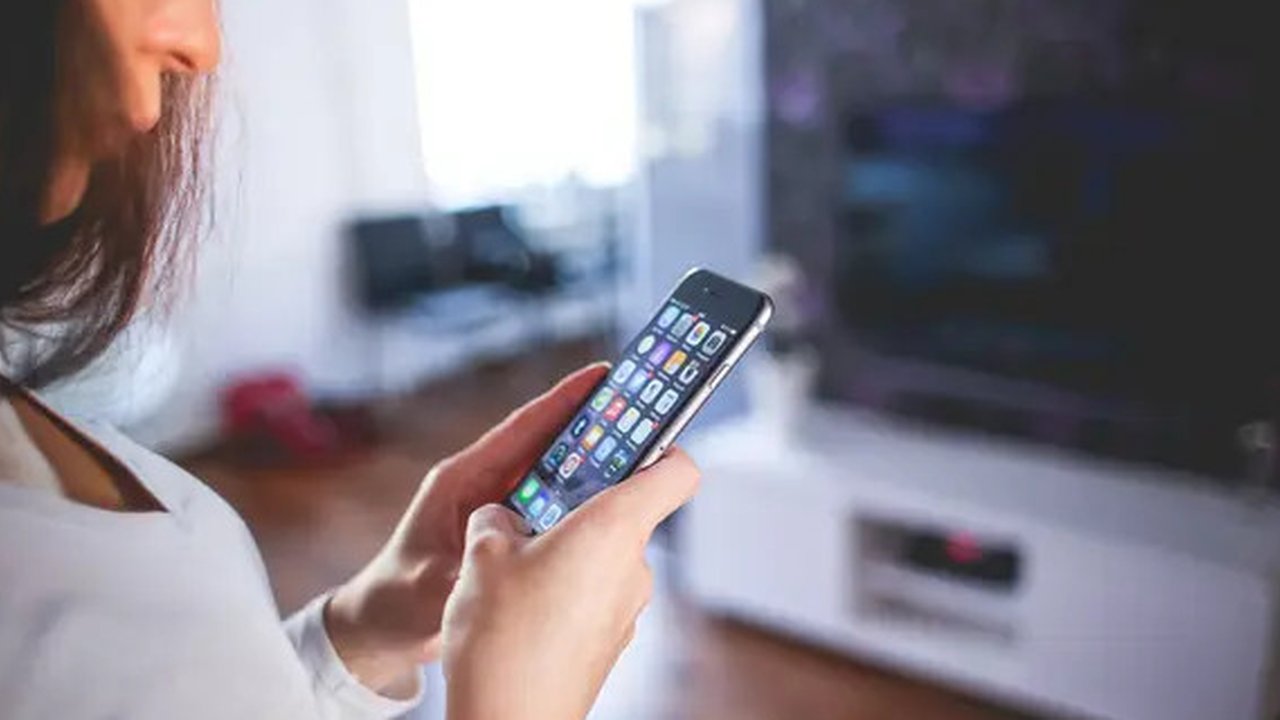 ilustrasi perempuan main handphone/Photo by picjumbo.com from Pexels