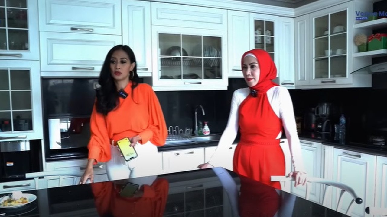 5 Potret Dapur Diah Permatasari yang Elegan dan Mewah, Desain Klasik & Semua Perabotan Tertata Apik