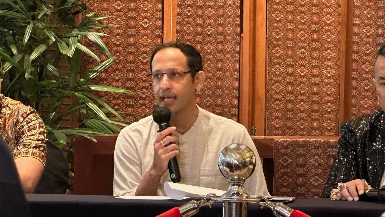 Mantan Menteri Pendidikan, Kebudayaan, Riset dan Teknologi (Mendikbud Ristek) Nadiem Makarim, konferensi pers di kawasan Jakarta Selatan, Selasa (10/6/2025). (Liputan6.com/Nanda Perda