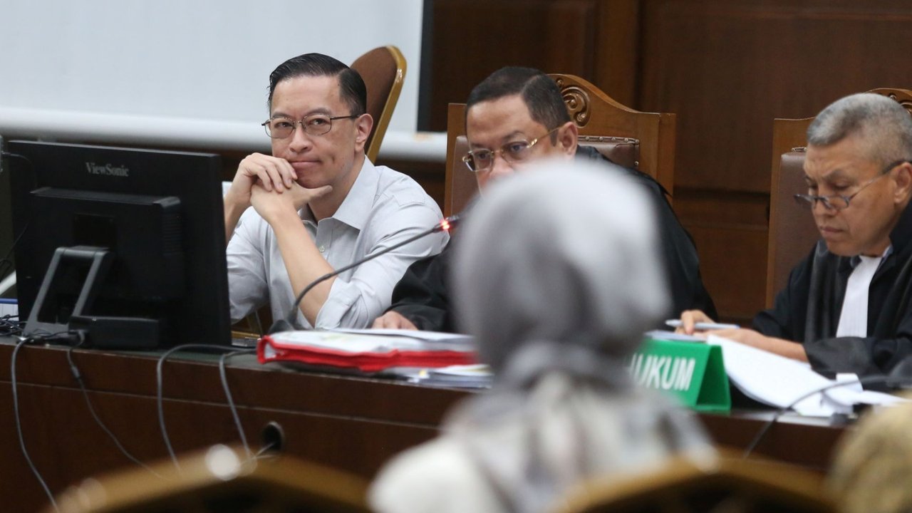 Terdakwa eks Menteri Perdagangan, Thomas Lembong atau Tom Lembong mendengarkan keterangan saksi dari pihak Jaksa Penuntut Umum saat sidang dugaan korupsi importasi gula di Pengadilan Tindak Pidana Korupsi (Tipikor) Jakarta, Selasa (10/06/2025).