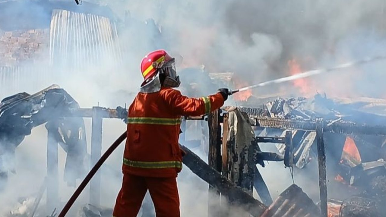 Kebakaran Penyimpanan Bus di Jakbar, 90 Personel Pemadam Diterjunkan