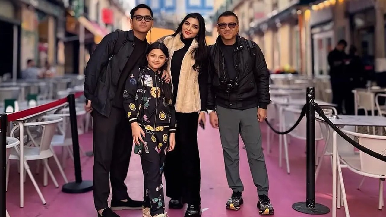 Sepatu Keluarga Anang-Ashanty saat Liburan di China