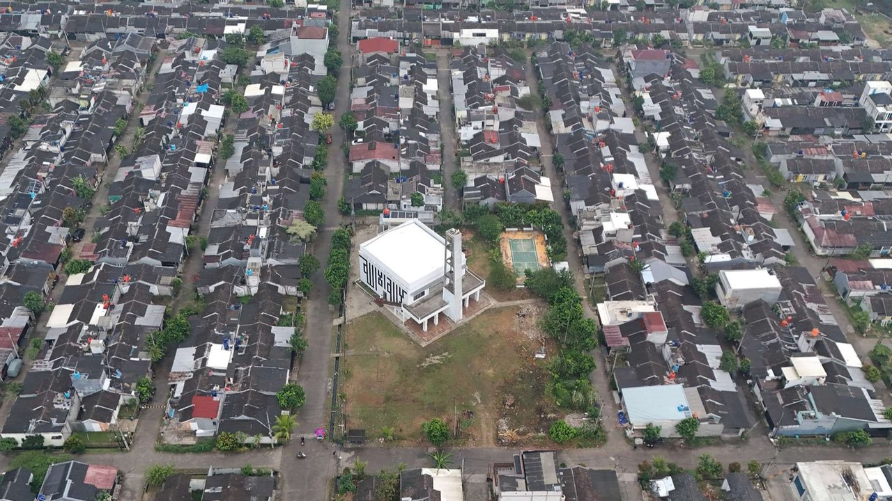 Pandangan udara memperlihatkan kompleks rumah bersubsidi di kawasan Parung Panjang, Bogor, Jawa Barat, Selasa (10/6/2025).