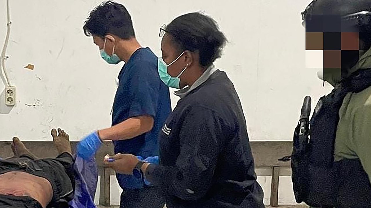 Petugas mengidentifikasi jasad anggota KKB