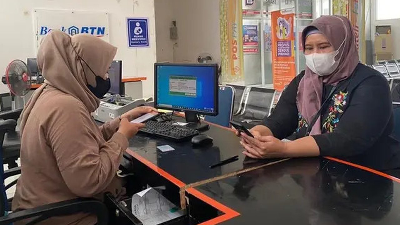 Pekerja menyelesaikan perawatan gedung kura-kura DPR RI di kompleks Parlemen Senayan, Jakarta, Senin (7/11/2022). Dengan tambahan 3,59 juta tersebut total penerima bantuan subsidi upah (BSU)