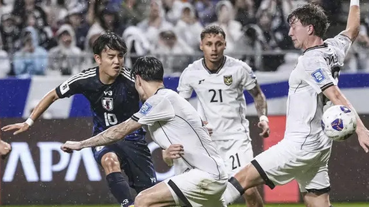 Skuad Timnas Indonesia berfoto jelang pertandingan melawan Jepang pada laga pemungkas Grup C Kualifikasi Piala Dunia 2026 di Panasonic Stadium Suita, Osaka, Selasa (10/6/2025) sore WIB. (S