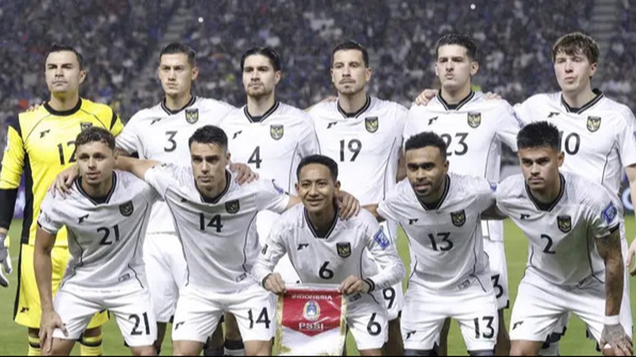 Para suporter Timnas Indonesia memberikan dukungan kepada timnya dalam laga terakhir Grup C Putaran Ketiga Kualifikasi Piala Dunia 2026 melawan Jepang di Suita Stadium, Jepang, Selasa (10/06/