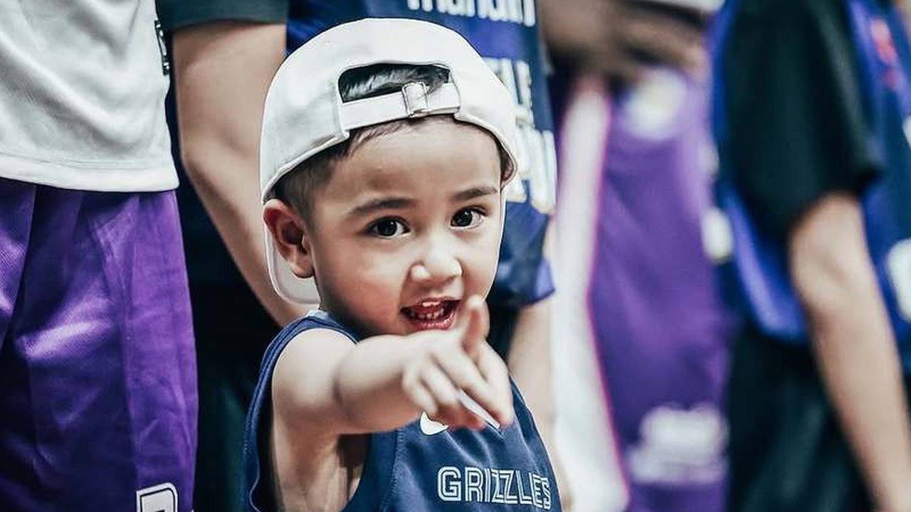Gayanya saat nonton pertandingan basket benar-benar memancarkan aura sultan yang kuat. Vibes old money-nya kenceng banget!