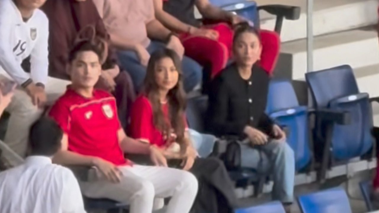 Potret Cantik Duo Bestie Jennifer Coppen dan Azizah Salsha Nonton Bareng Timnas Indonesia di Jepang