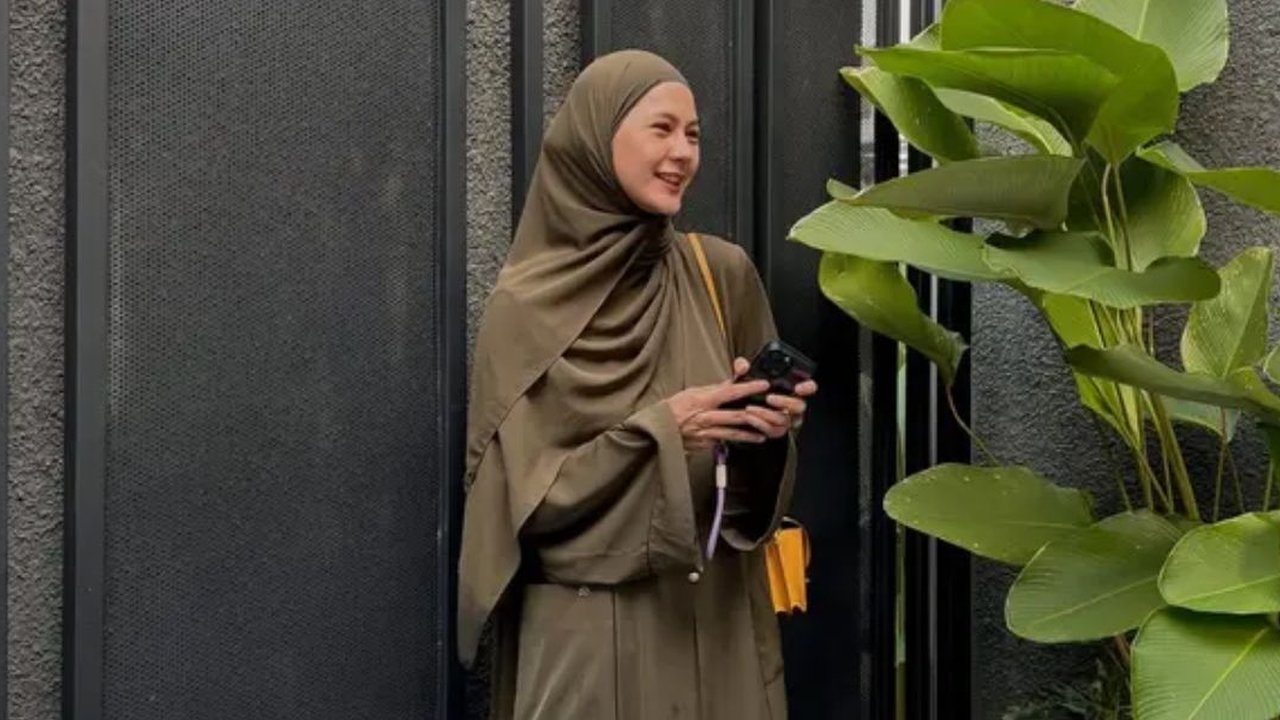 Inspirasi Model Gamis Kekinian ala Paula Verhoeven