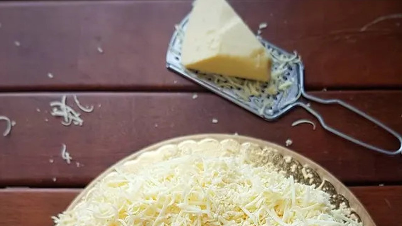 Ilustrasi Keju yang Akan Dikonsumsi